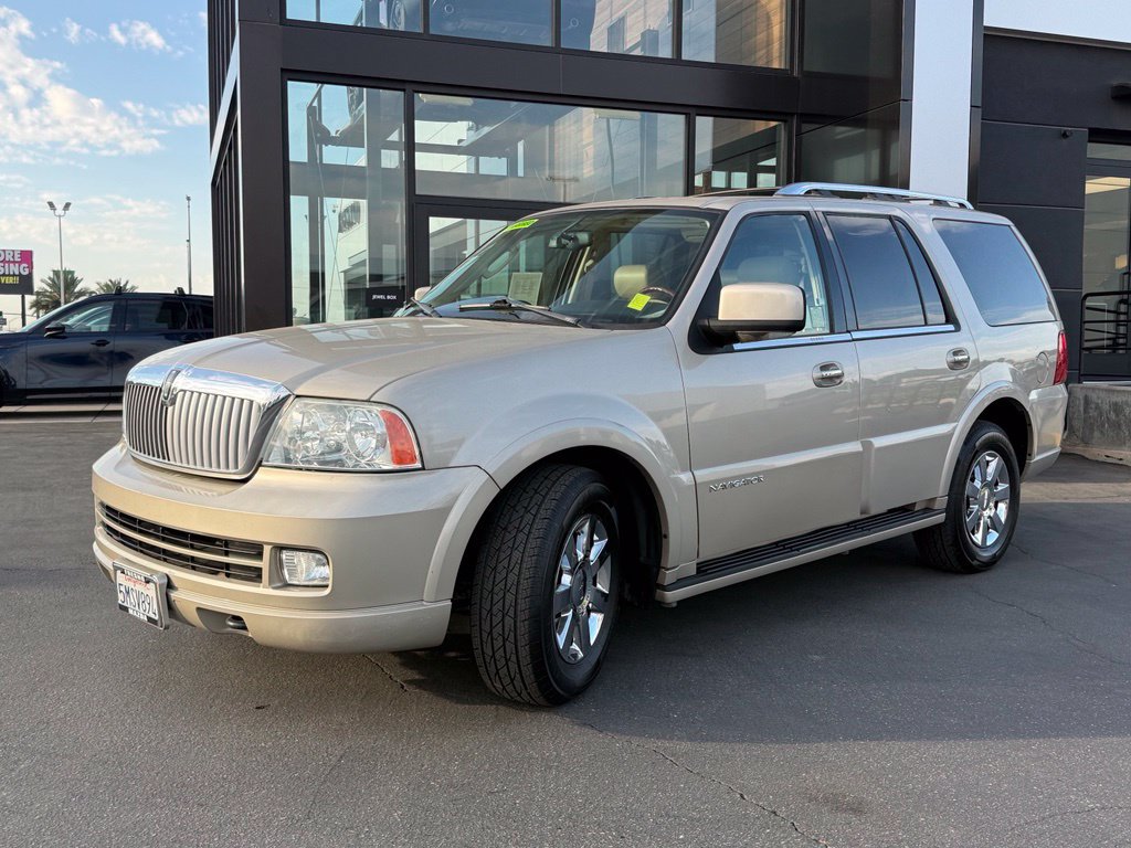 Used 2005 Lincoln Navigator Ultimate AWD/4WD image 4