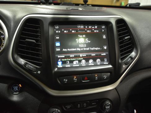 Used 2015 Jeep Cherokee Trailhawk w/ Comfort/Convenience Group AWD/4WD image 32
