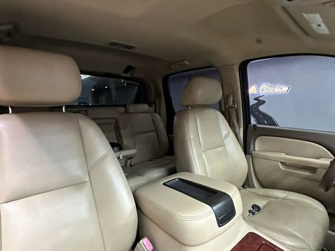 Used 2011 Chevrolet Avalanche LTZ RWD image 28