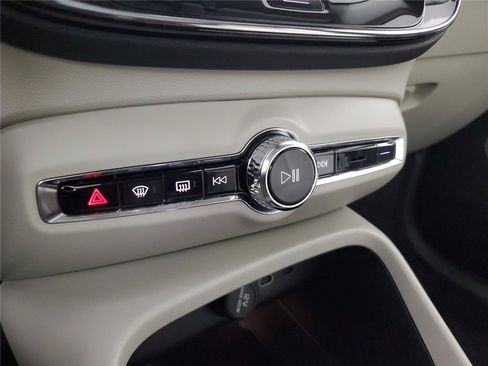 Certified 2025 Volvo XC40 B5 Plus AWD/4WD image 26