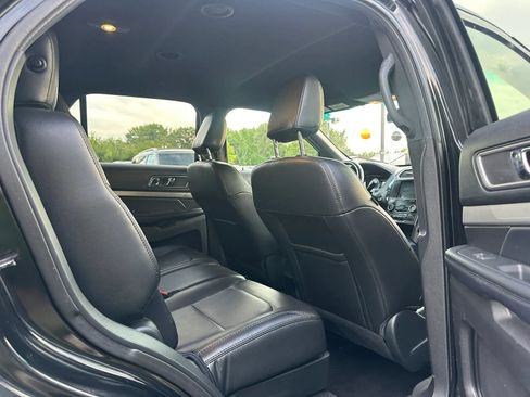Used 2018 Ford Explorer XLT w/ Equipment Group 202A FWD image 16