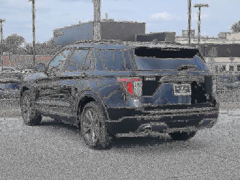 Used 2022 Ford Explorer XLT w/ Equipment Group 202A RWD image 3
