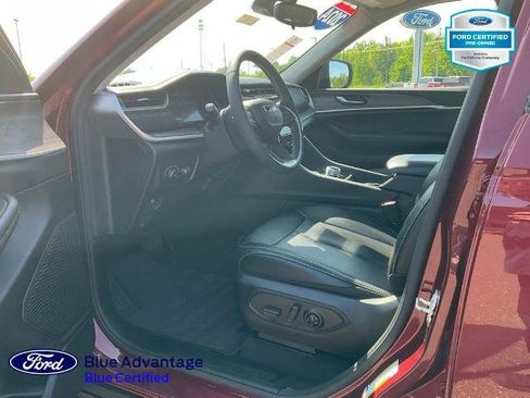 Used 2024 Jeep Grand Cherokee Limited w/ Black Appearance Package AWD/4WD image 17