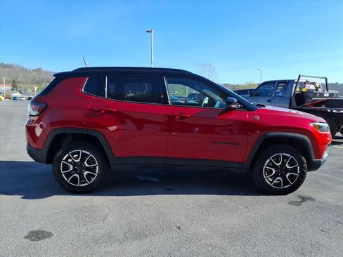 Used 2025 Jeep Compass Trailhawk w/ Trailhawk Elite Group image 3