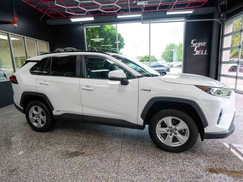 Used 2020 Toyota RAV4 XLE w/ Carpet Mat Package AWD/4WD image 5