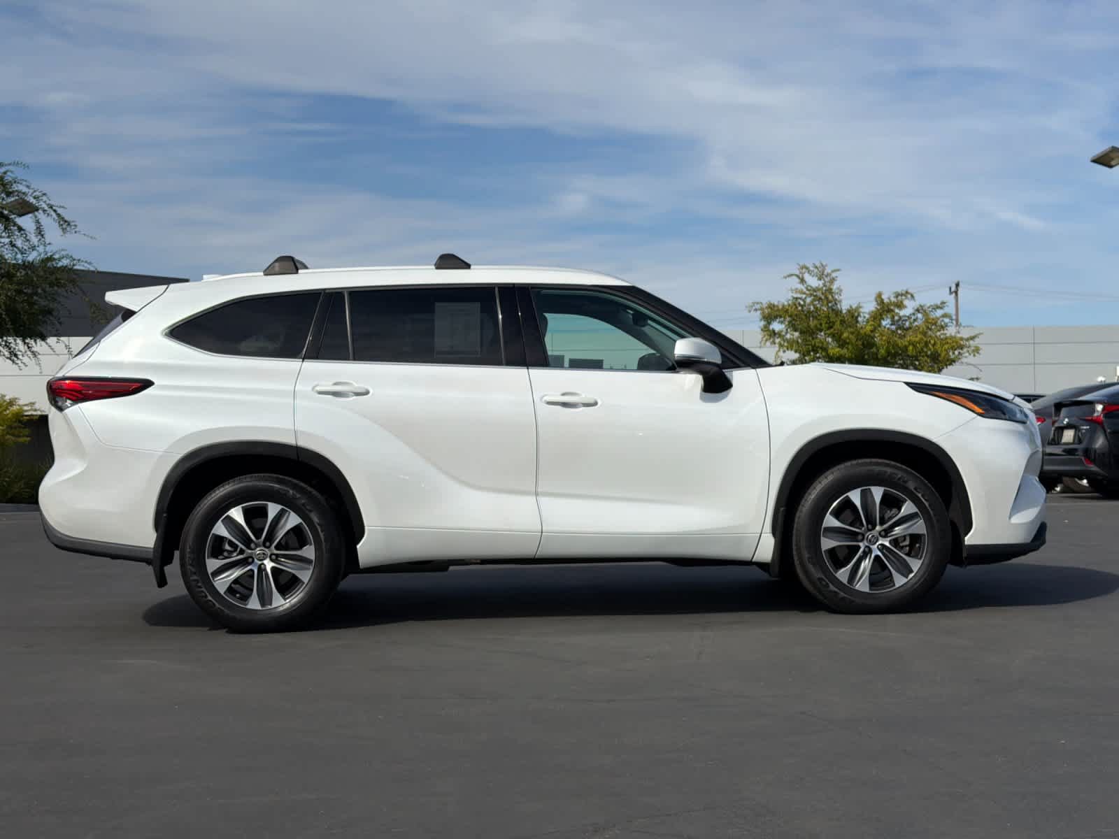 Used 2022 Toyota Highlander XLE FWD image 6
