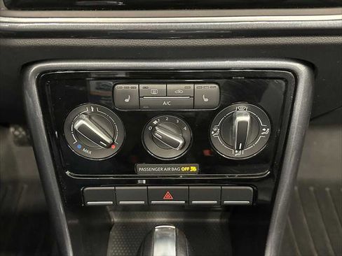 Used 2018 Volkswagen Beetle 2.0T Coast FWD image 32