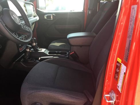 Used 2024 Jeep Wrangler Unlimited Rubicon AWD/4WD image 16