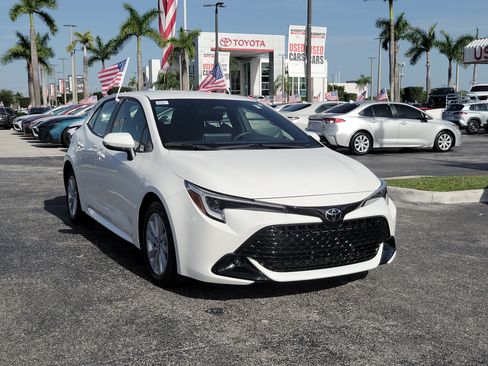 Used 2025 Toyota Corolla SE FWD image 2