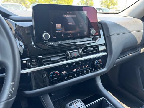 Used 2025 Nissan Pathfinder SV AWD/4WD image 17