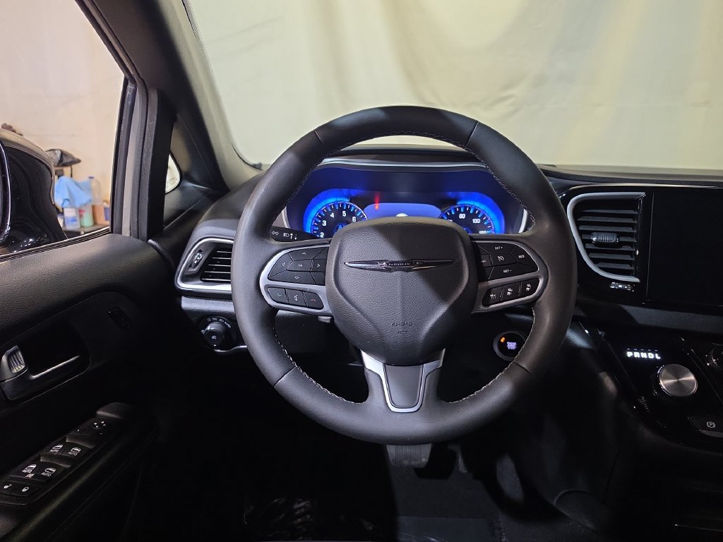 Used 2025 Chrysler Pacifica Select FWD image 11