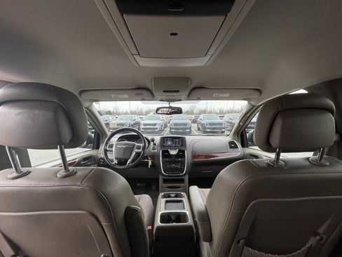 Used 2013 Chrysler Town & Country Touring image 22