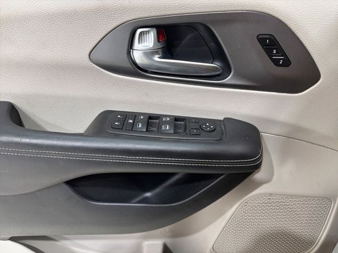 Used 2024 Chrysler Pacifica Touring-L image 29