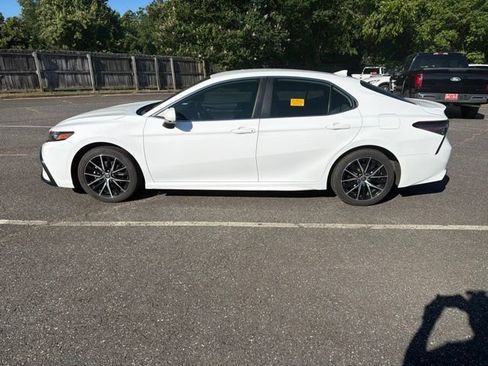 Used 2021 Toyota Camry SE FWD image 8