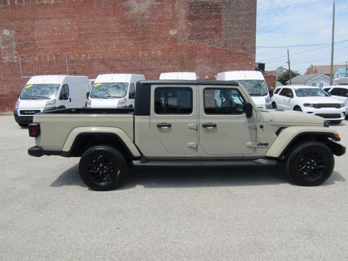 Used 2022 Jeep Gladiator Sport AWD/4WD image 2