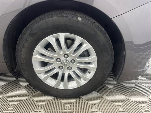 Used 2016 Toyota Sienna L image 13