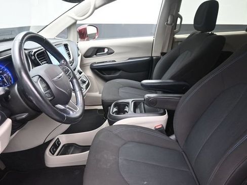 Used 2021 Chrysler Pacifica Touring w/ Cold Weather Group FWD image 16