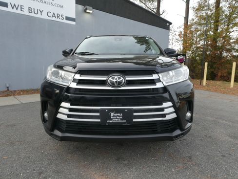 Used 2019 Toyota Highlander XLE image 2