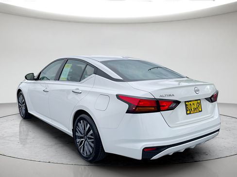 Used 2025 Nissan Altima 2.5 SV FWD image 5