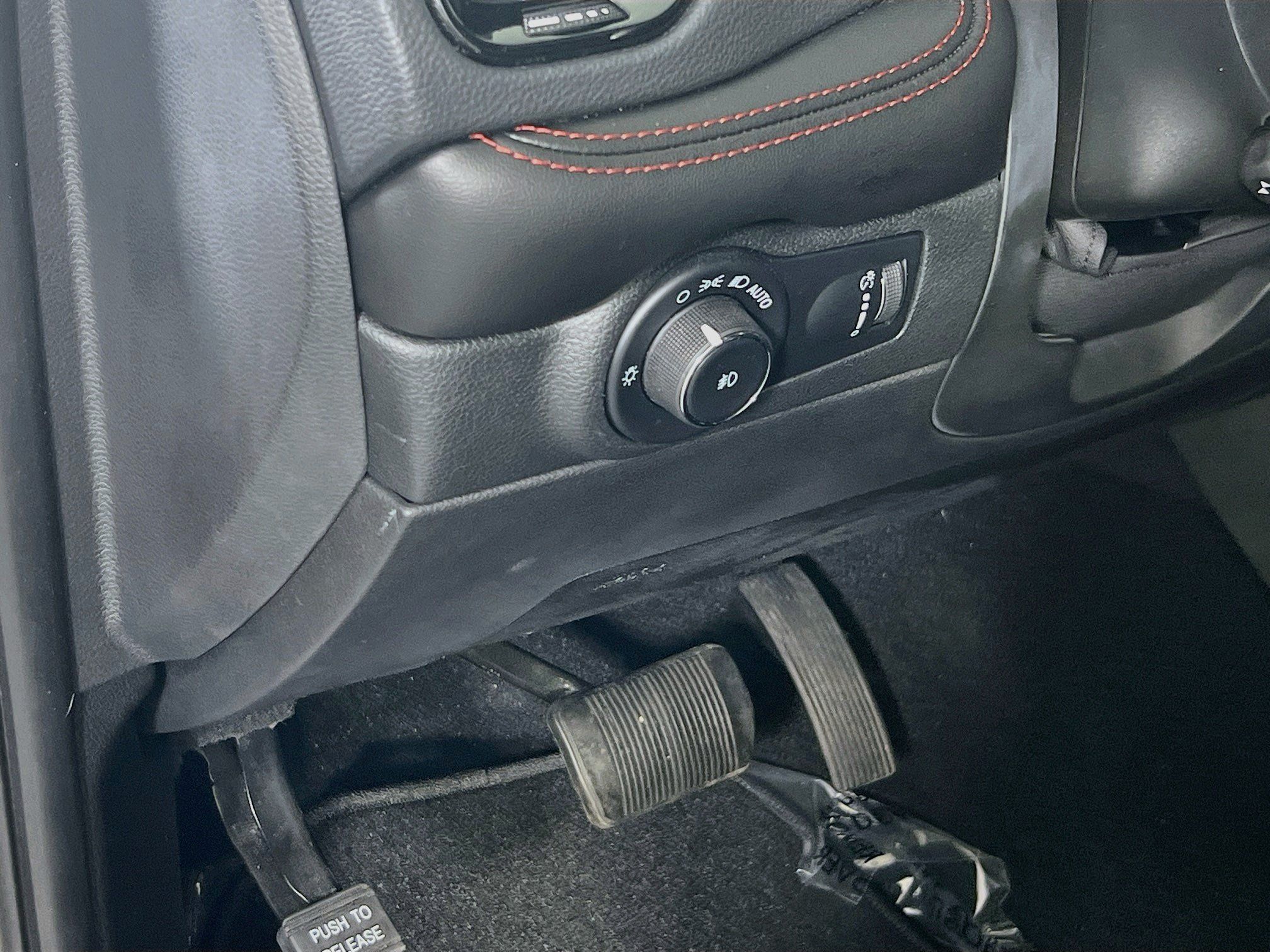 Used 2023 Dodge Durango R/T w/ Tow 'N Go Package AWD/4WD image 10