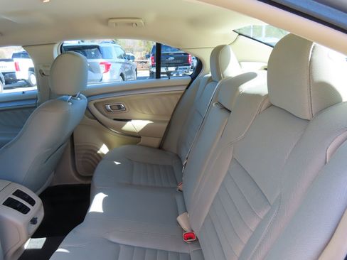 Used 2016 Ford Taurus SE image 30
