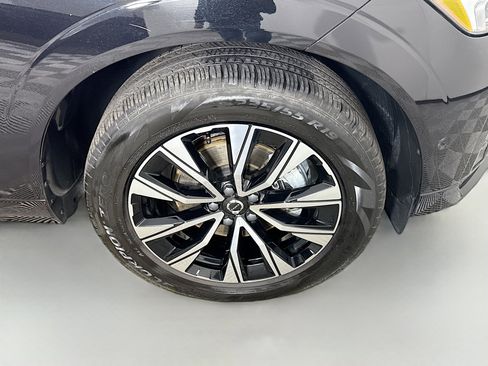 Used 2025 Volvo XC60 B5 Plus image 32