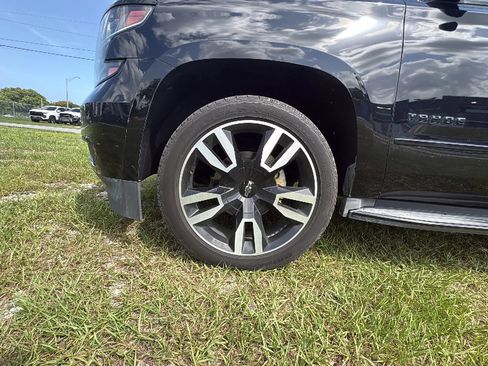 Used 2018 Chevrolet Tahoe Premier w/ RST 6.2L Performance Edition RWD image 9