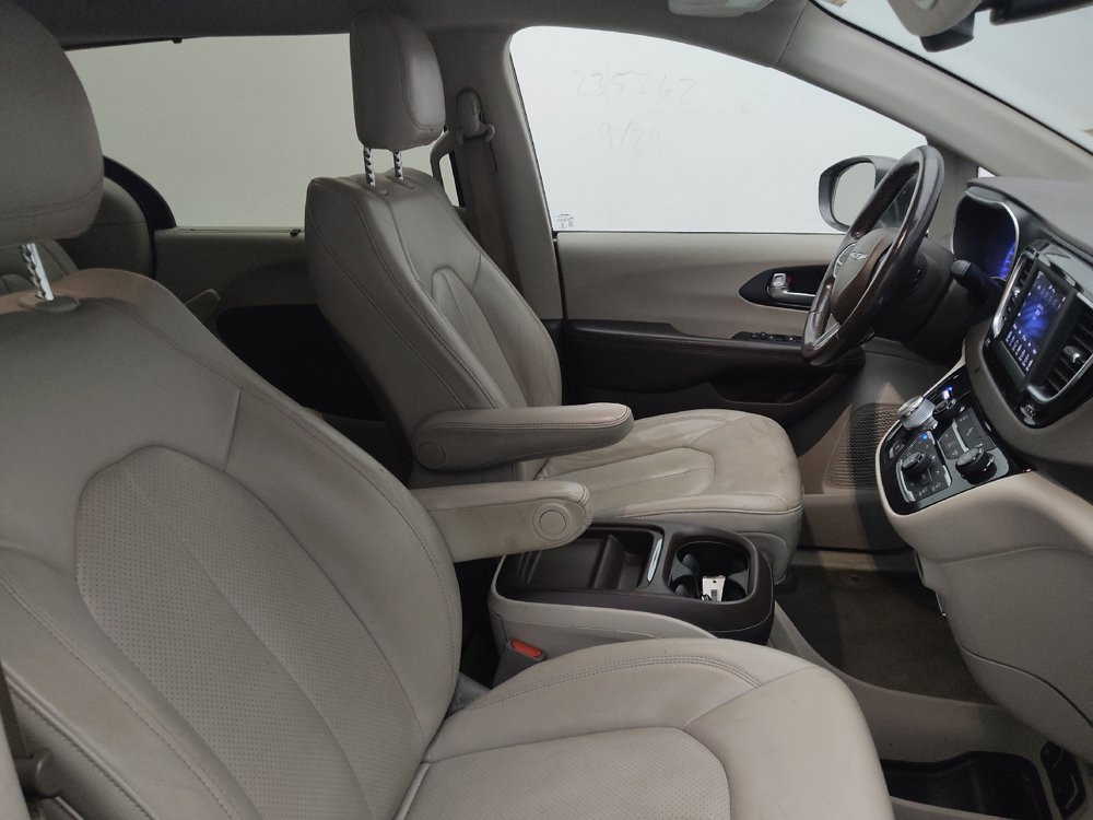Used 2020 Chrysler Pacifica Touring-L FWD image 21