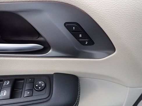 Used 2023 Chrysler Pacifica Touring-L FWD image 23