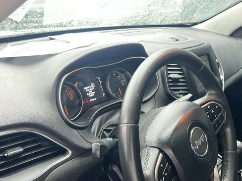 Used 2019 Jeep Cherokee Latitude Plus image 39