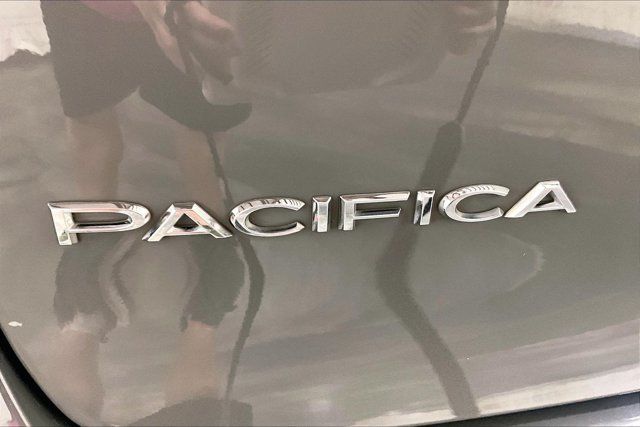 Used 2022 Chrysler Pacifica Touring-L FWD image 8
