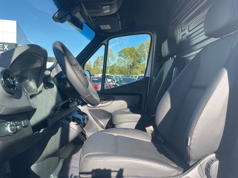 Used 2025 Mercedes-Benz Sprinter 2500 image 9