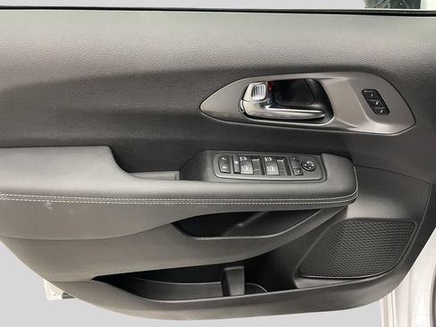 New 2026 Chrysler Pacifica Select AWD/4WD image 17