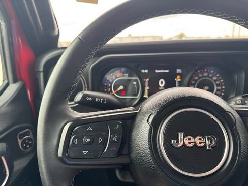 Used 2025 Jeep Wrangler Unlimited Rubicon AWD/4WD image 18