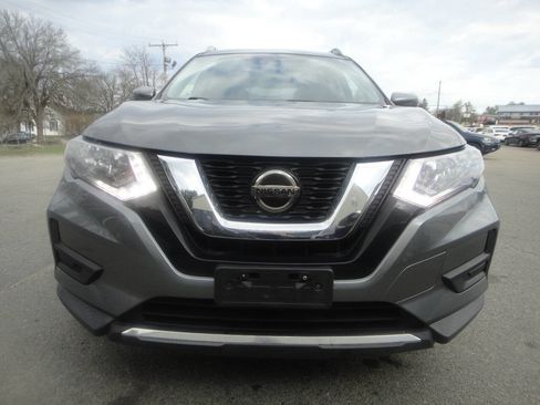 Used 2020 Nissan Rogue SV image 2