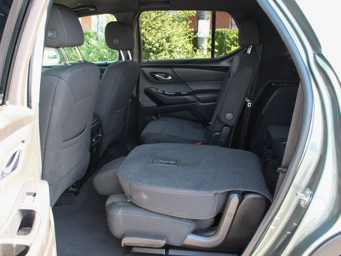 Used 2022 Chevrolet Traverse LT image 37