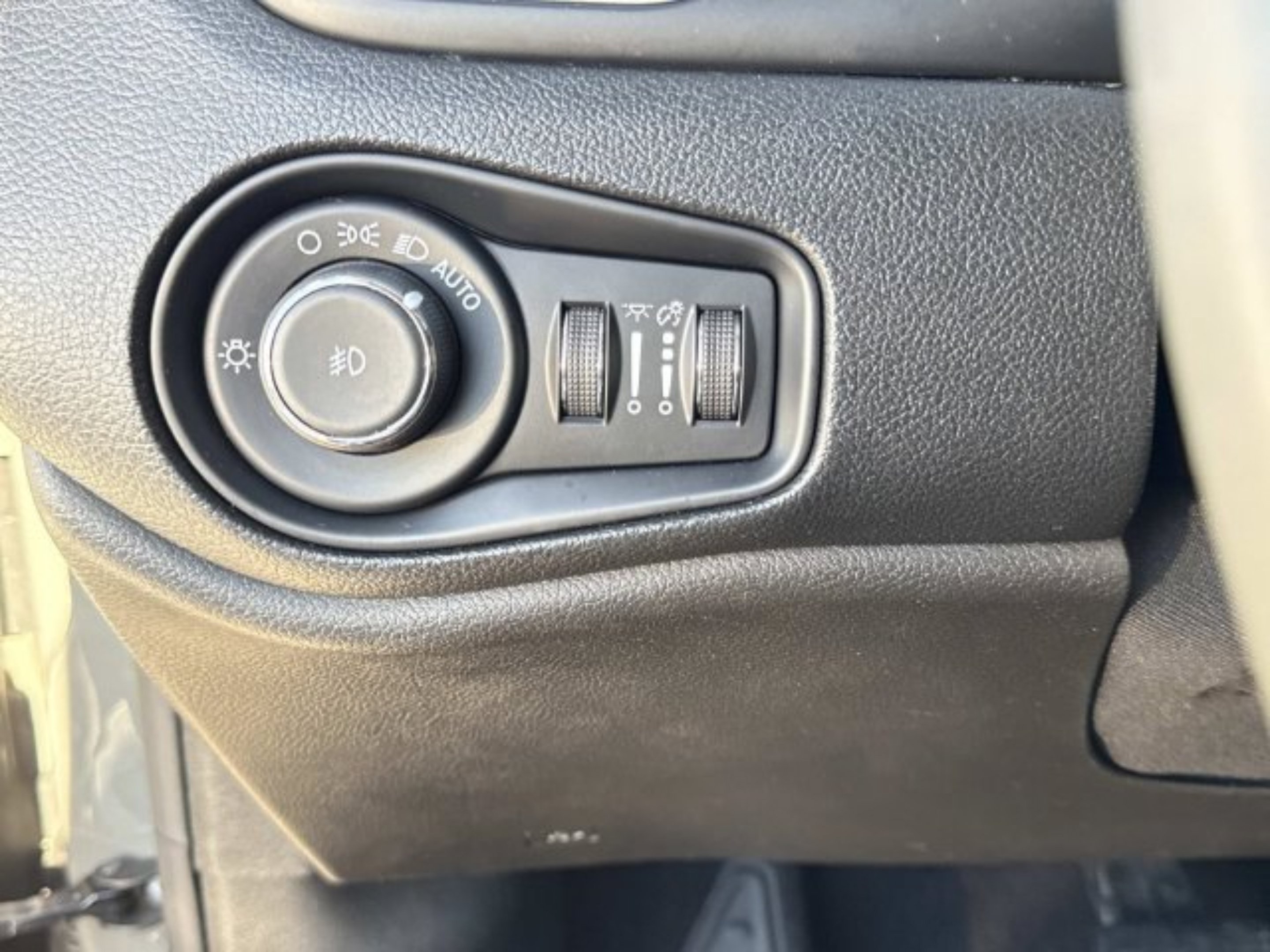 Used 2020 Jeep Renegade Latitude w/ Popular Equipment Group FWD image 22