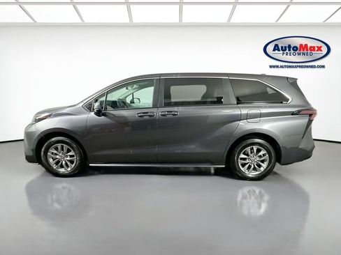 Used 2025 Toyota Sienna LE image 8