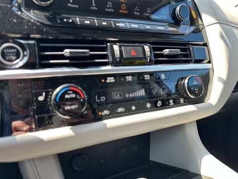 Used 2024 Nissan Pathfinder SL AWD/4WD image 35