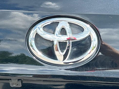 Used 2024 Toyota Highlander XLE FWD image 12