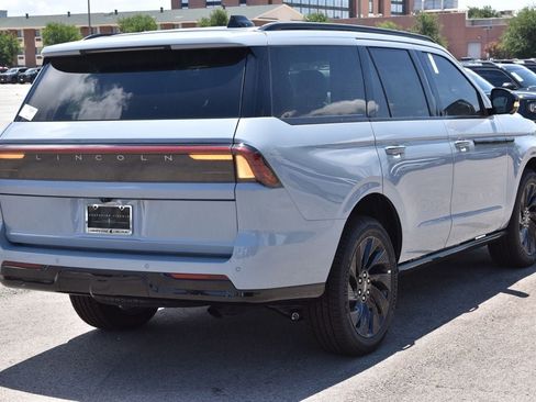 New 2026 Lincoln Navigator Reserve w/ Jet Appearance Package AWD/4WD image 7