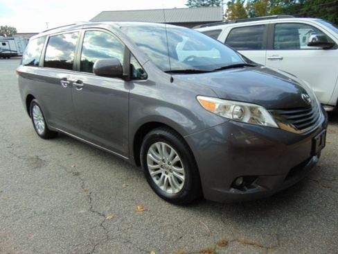 Used 2014 Toyota Sienna XLE w/ Entertainment Package FWD image 15