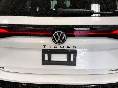 Used 2025 Volkswagen Tiguan SE R-Line AWD/4WD image 29