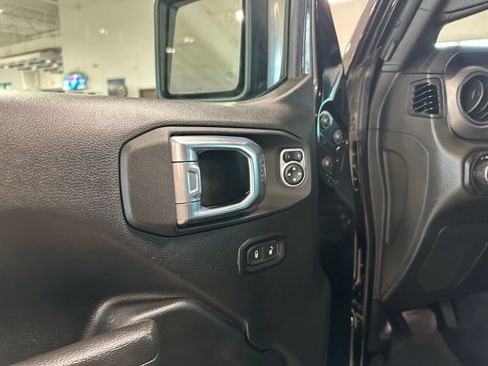 Used 2022 Jeep Gladiator Sport AWD/4WD image 12
