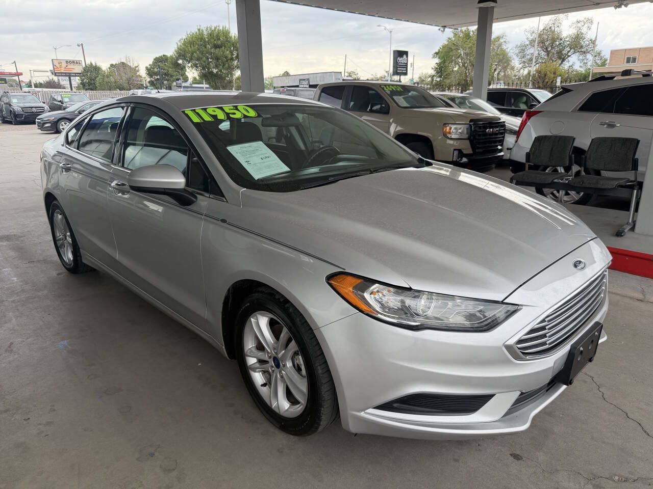 Used 2018 Ford Fusion SE w/ Fusion SE Technology Package FWD image 2
