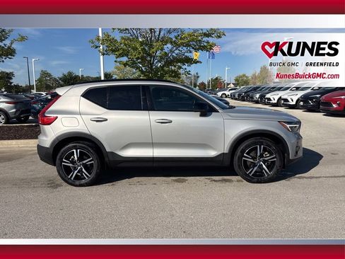 Used 2024 Volvo XC40 B5 Core image 5