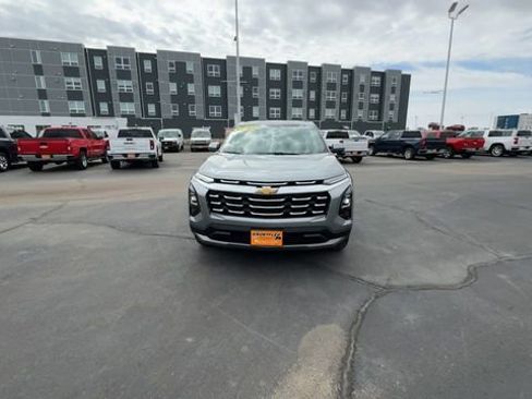 Used 2025 Chevrolet Equinox LT image 3