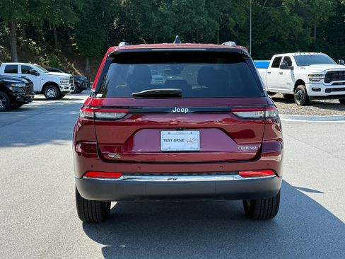 Used 2023 Jeep Grand Cherokee Laredo RWD image 4