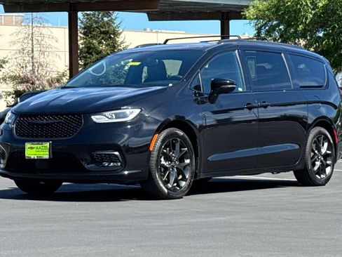 Used 2025 Chrysler Pacifica Limited FWD image 16