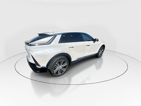 Used 2025 Cadillac Lyriq Luxury AWD/4WD image 8